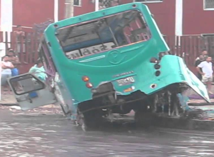 Bus fue arrastrado por arroyo en Barranquilla. Foto cortesía.