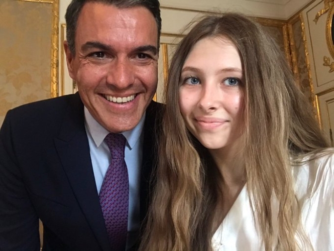 Paula, la admiradora polaca más entusiasta de Pedro Sánchez ya tiene su selfi con él