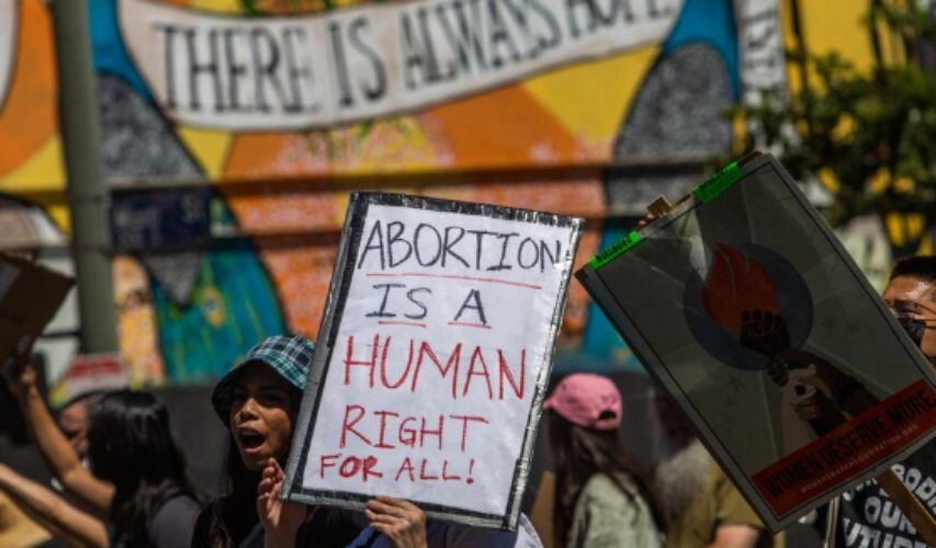 Corte Suprema de EE.UU. eliminó derecho constitucional al aborto.