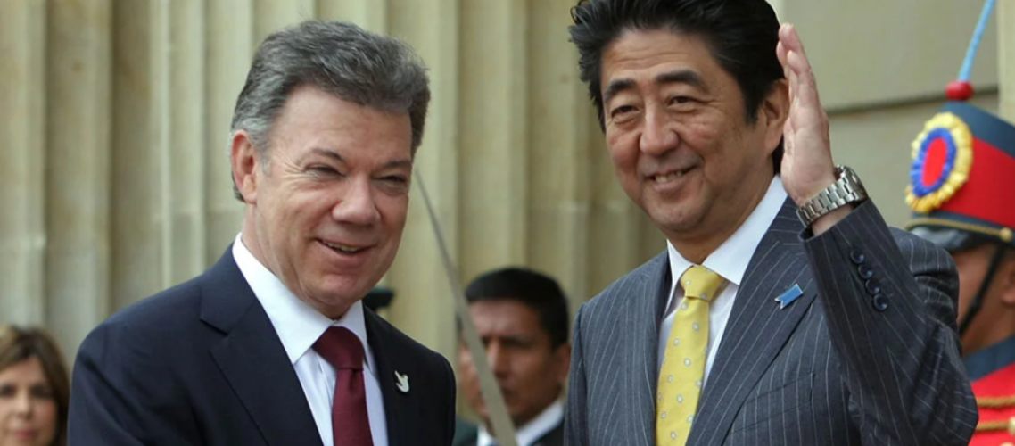 Juan Manuel Santos, expresidente de Colombia junto al asesinado exprimer ministro de Japón,  Shinzo Abe.