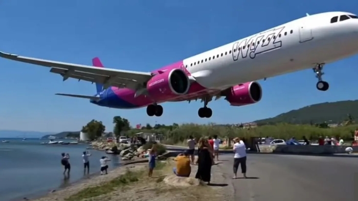 El aterrizaje terrorífico sobre las cabezas de la gente en el aeropuerto de Skiathos, en Grecia