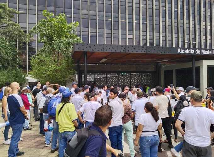 Manifestantes agreden a periodistas en Medellín - Google
