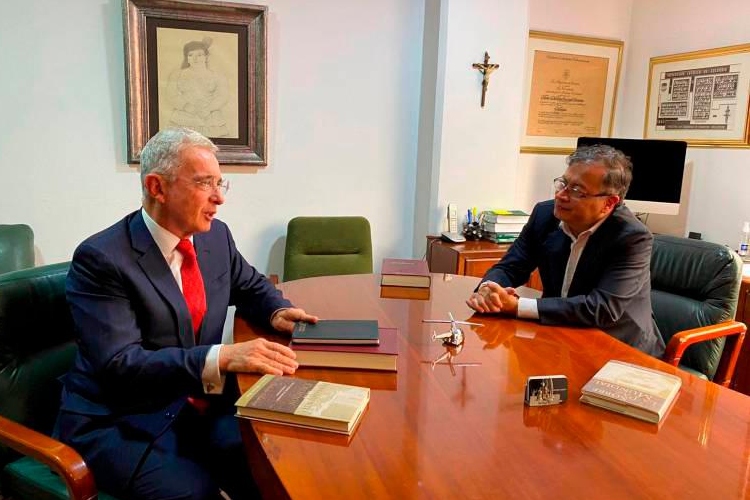 Álvaro Uribe salió en defensa del presidente Petro - Google
