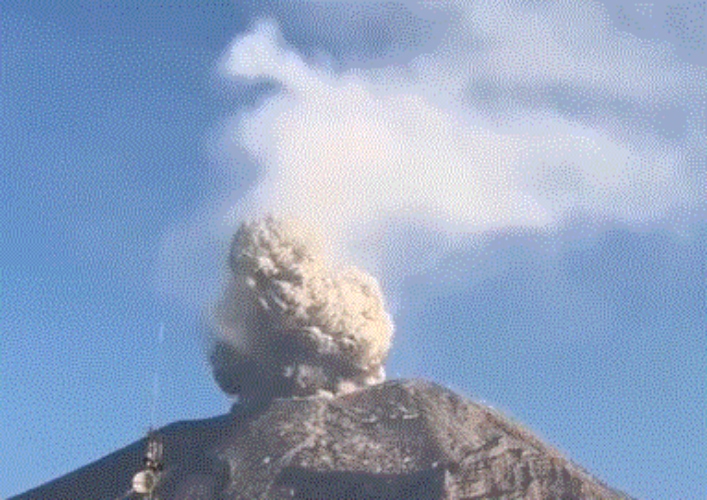 Tras la explosión de volcán Popocatépetl, se escuchan unos fuertes y escalofriantes aullidos twitter