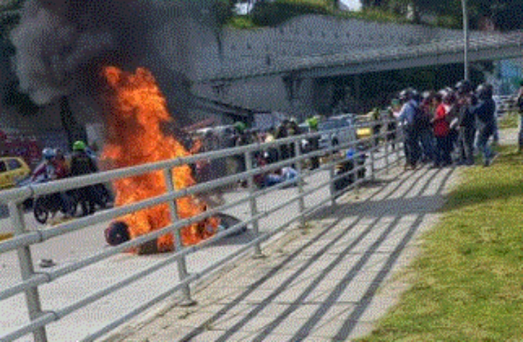 Violentas manifestaciones en Bucaramanga tras la muerte de Daniel Felipe Ibáñez, twitter.