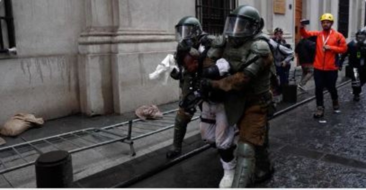 Violencia y disturbios a las afueras del Palacio de La Moneda.