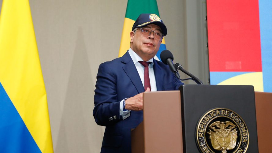 “Este viernes 19 de abril queremos decretar día cívico en Colombia”, señaló Gustavo Petro durante un evento con los altos mandos militares.