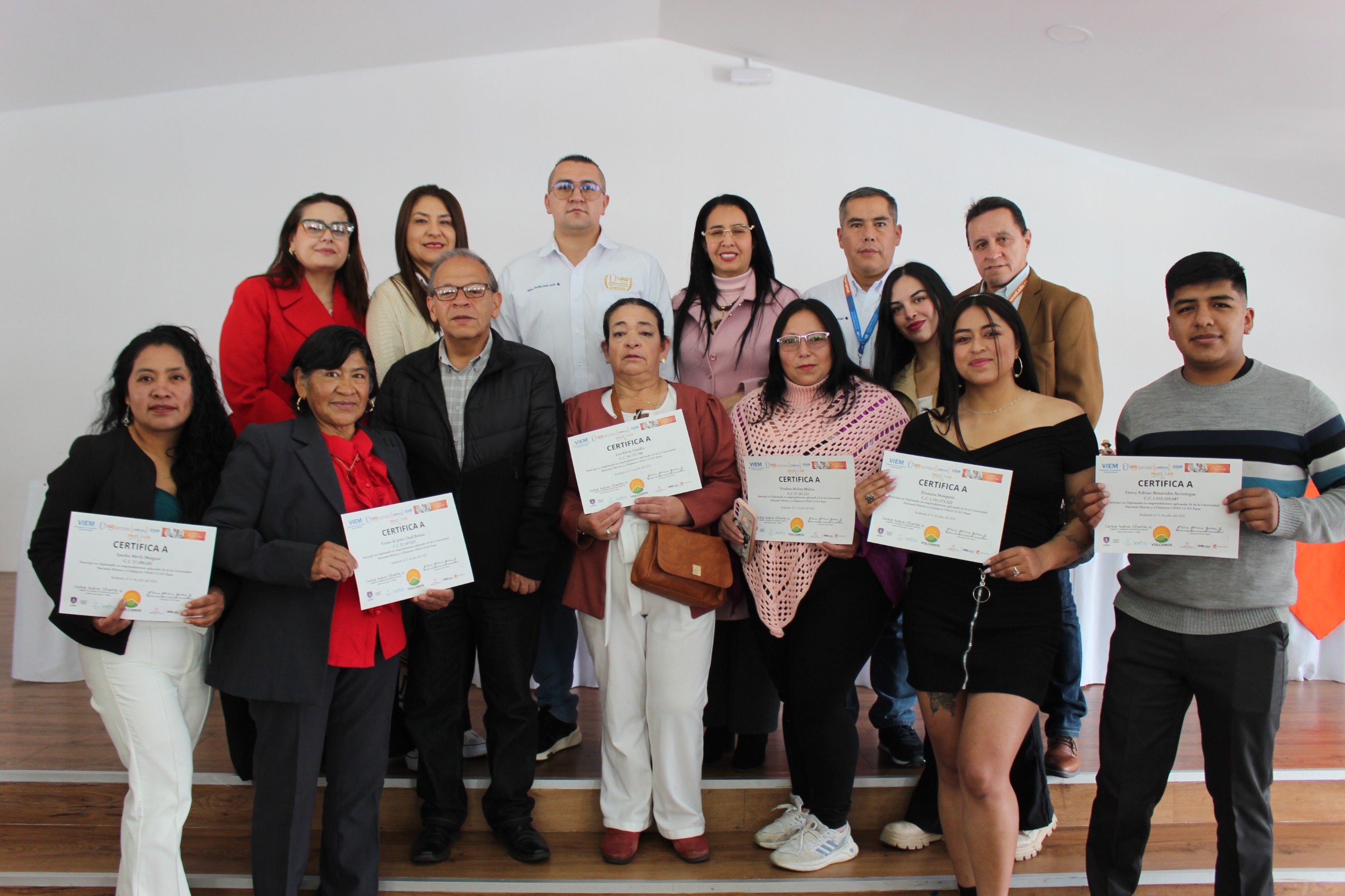 En la imagen, de izquierda a derecha: Sandra Rodríguez, Claudia Villota, Oscar Valverde, directora Mónica Quintero, Carlos Trejos, Diego Martínez, Sandra Maigual, Teresa Botina, German López, Luz Castillo, Vitalina Muñoz, Siomara Mosquera, Deivy Fabian Benavides y Gisella Villota.