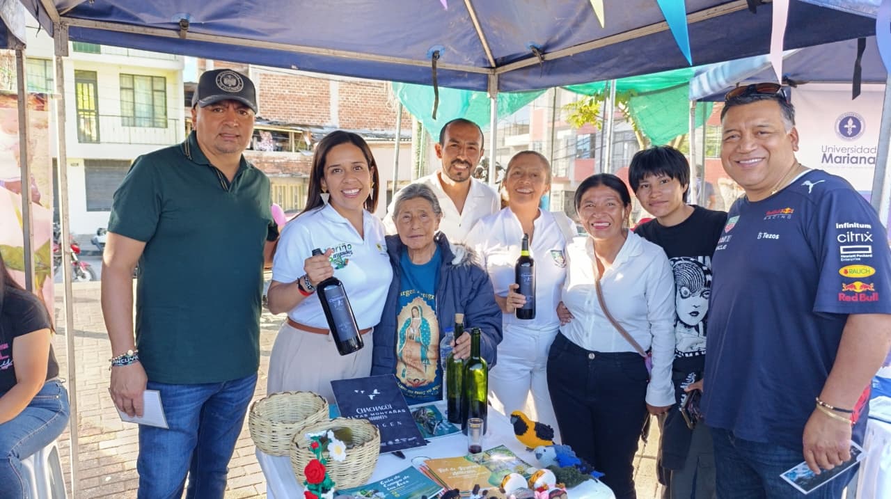 En la imagen: Francisco Álvarez, alcalde de Chachagüí; Claudia Erazo, directora de Turismo de la Gobernación de Nariño; integrantes de la Asociación Asounificados Reserva Natural El Charmolán; Lola Portilla, alcaldesa de Ancuya, y Geovanny Carvajal, director de Competitividad de la Cámara de Comercio de Pasto.