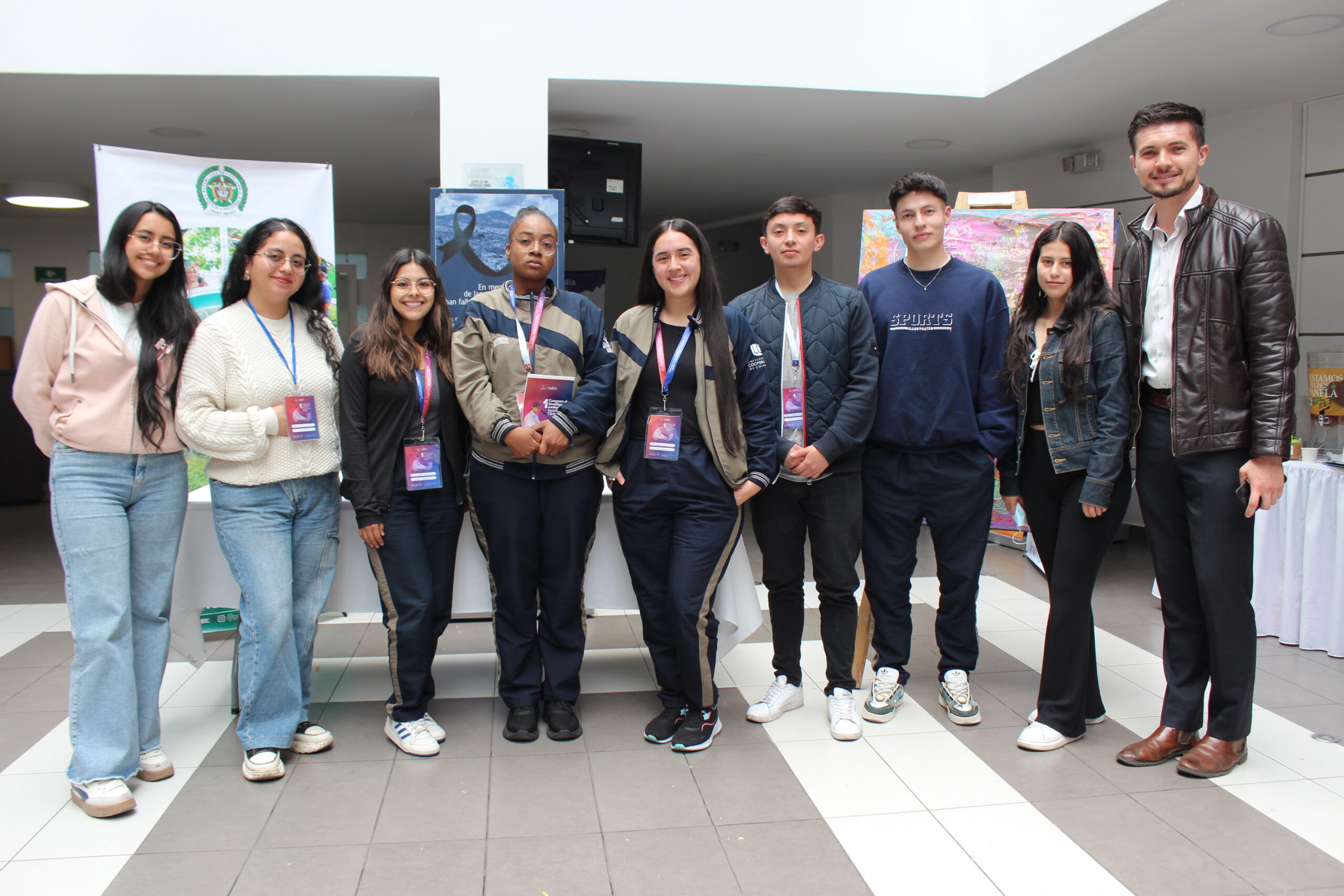 En la imagen se encuentran Andrea Del Mar Ortega, Diana María Cadena, Valentina Castro, Norela Castillo, Sharo Michel Suárez, Julio Rodríguez, Daniel Albán, Nataly Mora y Javier Villota, quienes participaron en el congreso realizado en el auditorio de la Alcaldía de Pasto.