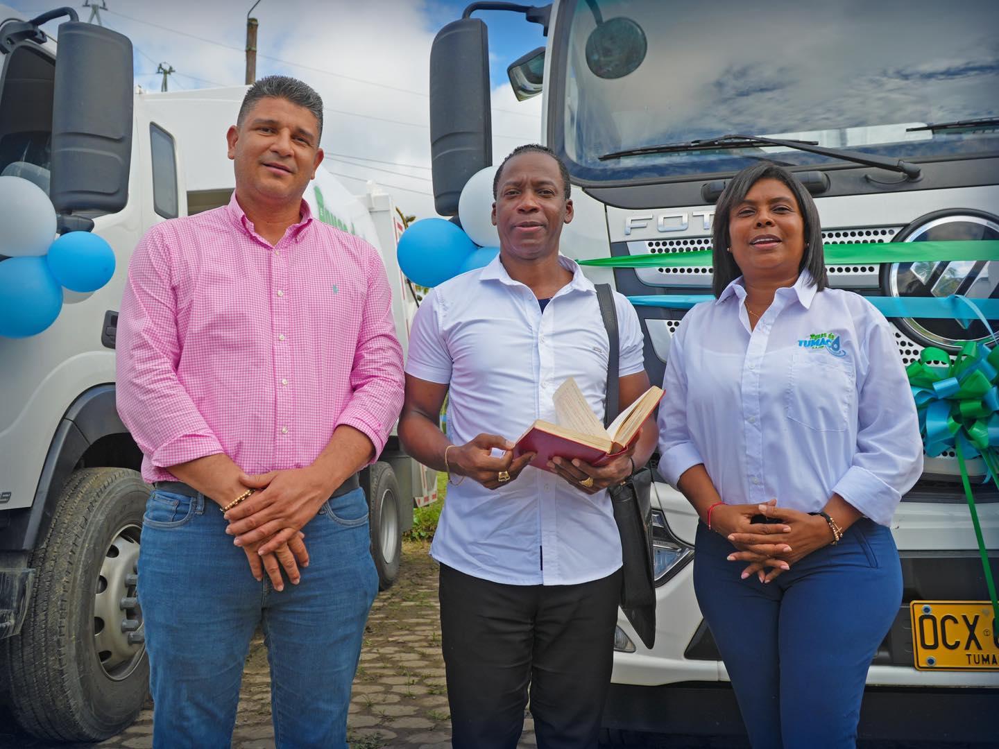 El alcalde Félix Henao, el padre Nilson Andrés Cuero y Mery Arizala, gerente de Aguas de Tumaco, acompañan el acto de entrega.