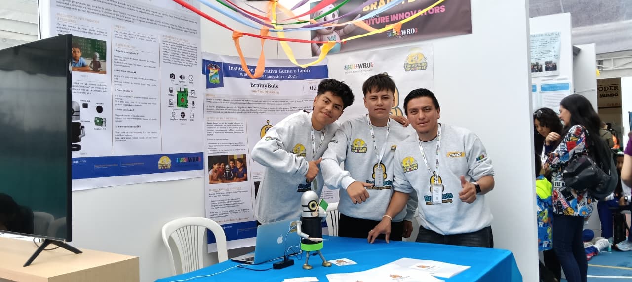 En la imagen, de izquierda a derecha: Juan Manuel Burbano, Diego Nicolás Guerrero y Jorge Armando Tobar, entrenador del equipo BrainyBots.