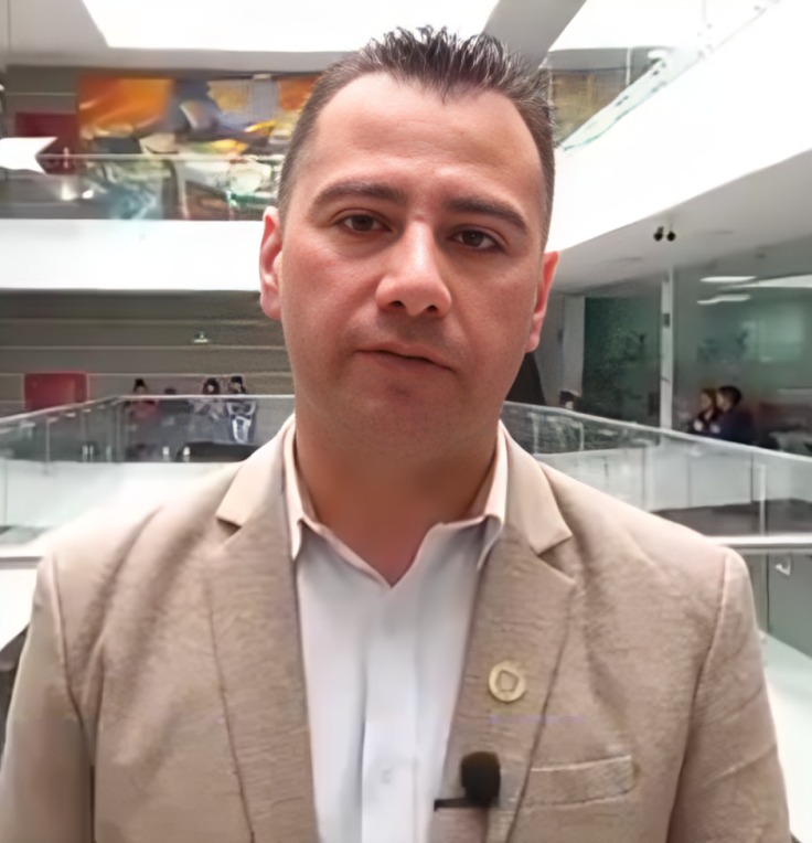 Ricardo Delgado, funcionario.