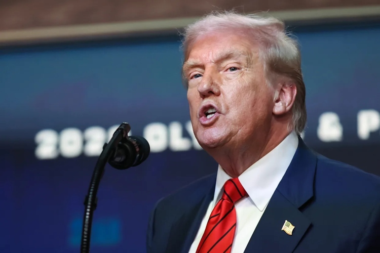 Trump amenaza con quitar licencias a cadenas de TV críticas