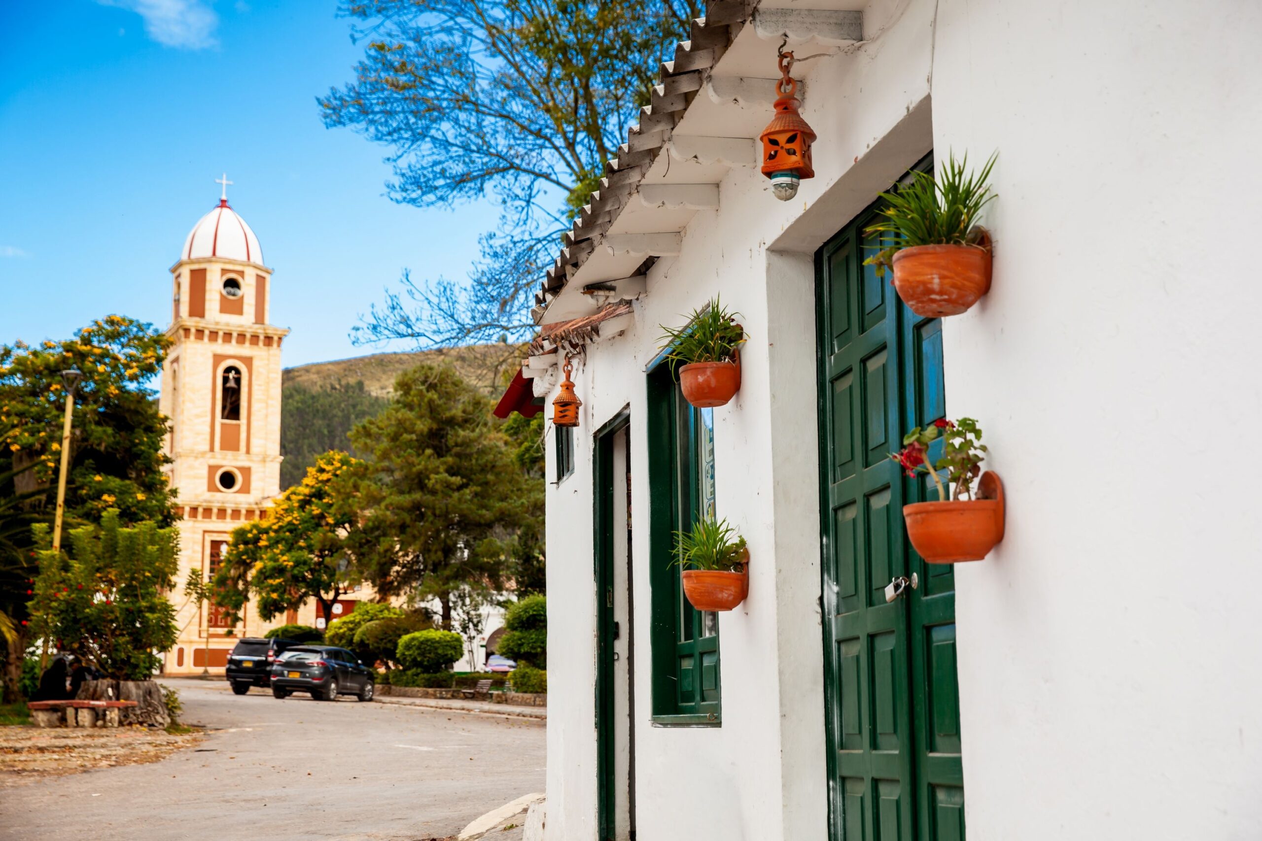 Iza el encantador pueblo boyacense un pintoresco municipio ubicado en la provincia de Sugamuxi, que destaca por sus casas coloniales