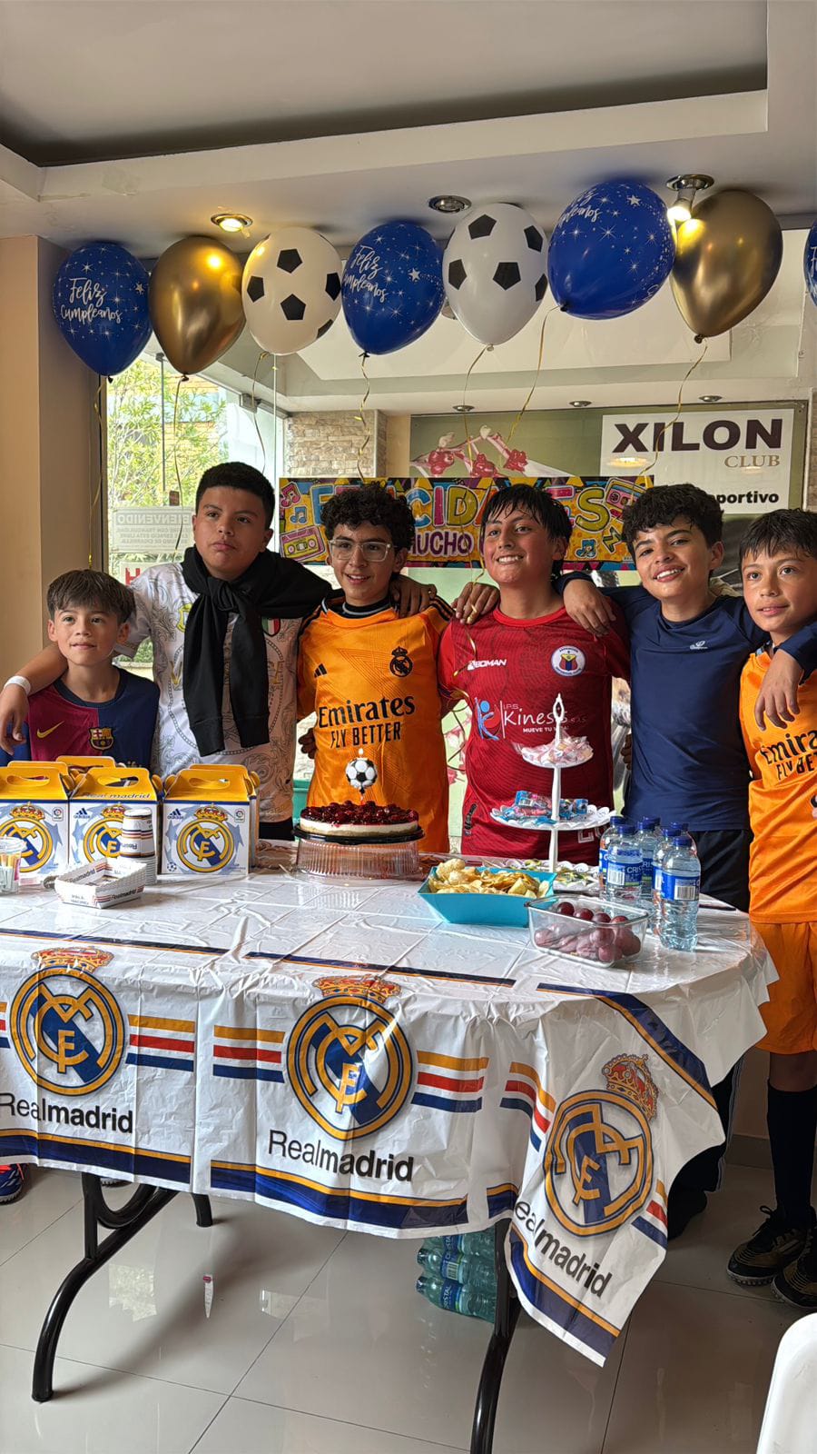 Un partido de fútbol entre amigos puede ser una de las mejores formas de celebrar un cumpleaños: sudor, risas y goles que se quedan en la memoria.