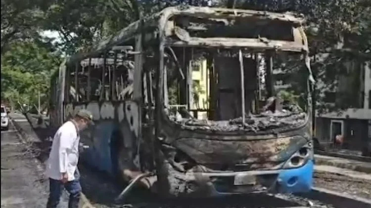 Esto se sabe, padre ejemplar_ Entrega a su Hijo por Vandalizar un Bus del MÍO