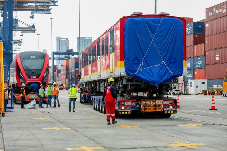 Histórico Recorrido del Metro de Bogotá_ Los Vagones Inician su Viaje por Tierra