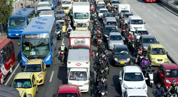 La movilidad en Bogotá presentó un panorama complicado por caos vehicular