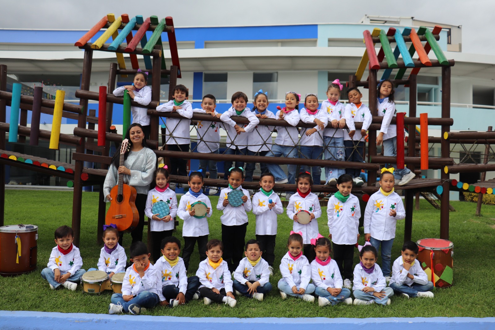 Los integrantes Rainbow Band, Celeste Ponce Salas, Samuel Benavides, Emiliana Cifuentes, Lua Salome Chaves, Sara Gabriela Cabrera, Ana Sofía Portilla, José Paz, Juan Sebastián Chazatar, Isabella Pizano, Antonella Parra, Samanta Rosero, Mariana Quevedo, José Isaac Laso, Yenni Xiomara Rosero, Jacobo Gomajoa, Mateo Rosero, Violeta Paz, Emiliano Criollo, Luis Enrique Mosquera, Thiago Gomajoa, Gabriel Timana, María Paula Rodríguez, Mariángel Cardenas y Isabella Mena.