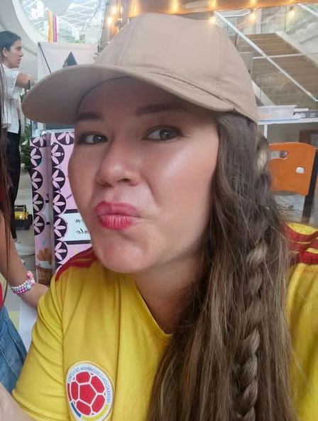 La golpearon por robarla