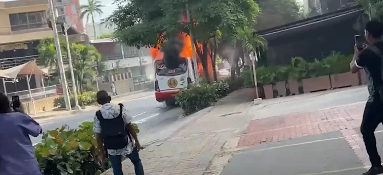 Pánico en el norte: Bus de Coochofal se incendia en Barranquilla