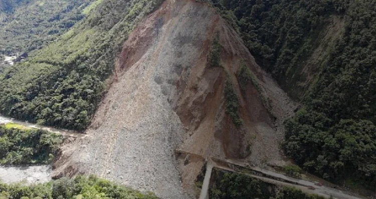 Persiste la Emergencia_ Vía al Llano Continúa Cerrada por Deslizamientos}