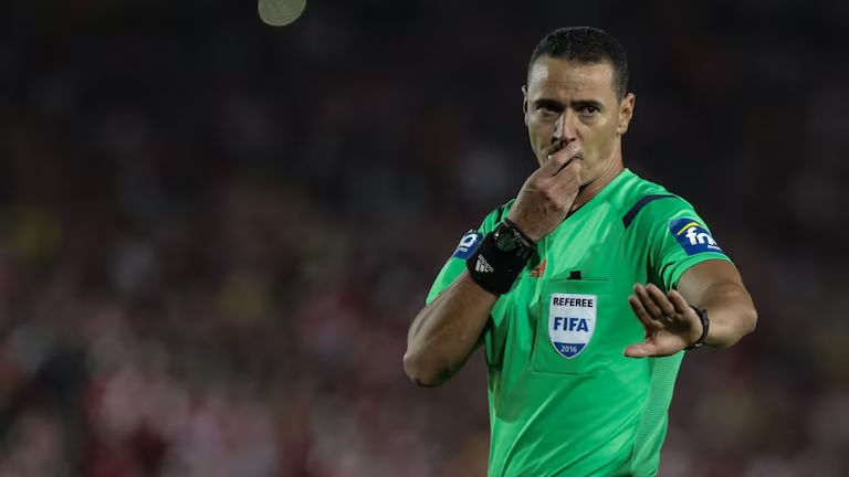 Wilmar Roldán con más de 300 partidos dirigidos en el fútbol profesional colombiano y una trayectoria internacional que incluye Mundiales.