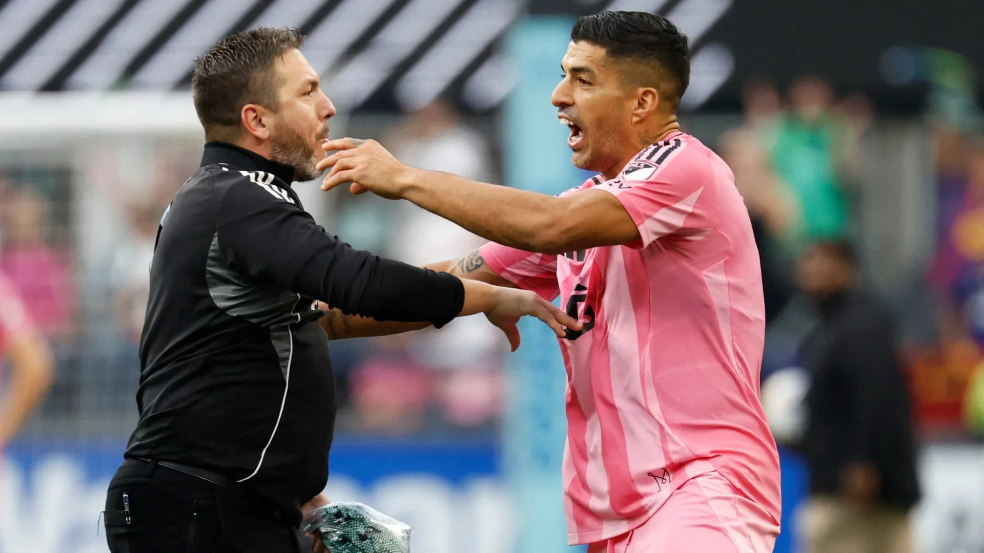 Luis Suárez escupe a entrenador rival la escena, transmitida en televisión nacional, generó críticas en redes sociales y medios deportivos.