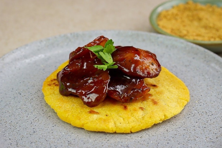 Chorizo acaramelado con arepa de yuca