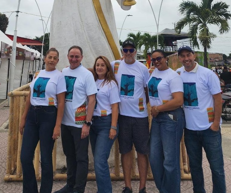 En la imagen: Valentina Morant Rubio, José Félix Montoya Soto, Ana Lilia Velásquez Goyes, Carlos Mario Zuluaga Aristizábal, Patricia Mideros Arroyo y el padre Hevert Lizcano Quintero, integrantes de la fundación El Milagro de la Ola.