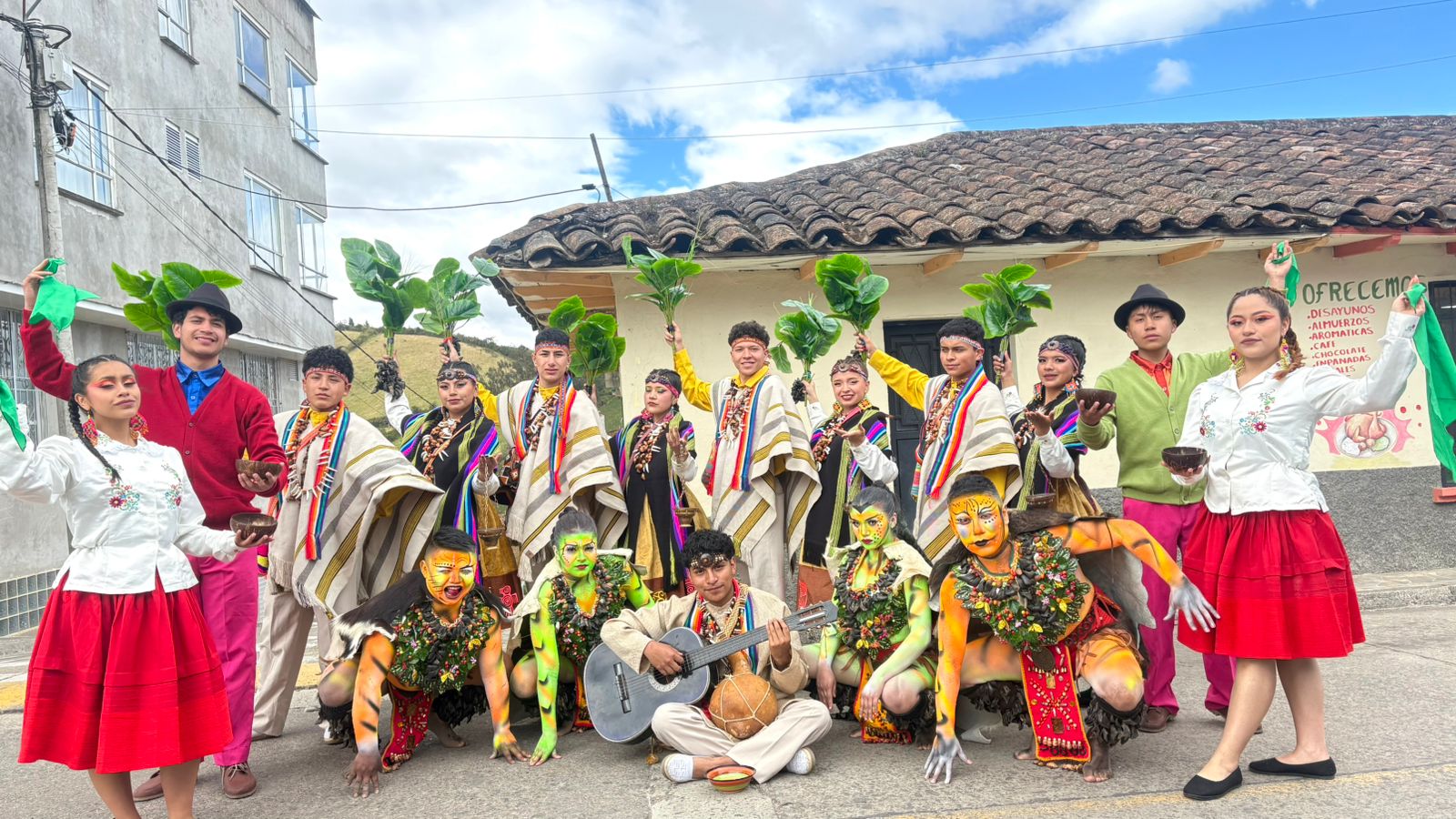 En la imagen: Andrea Hernández, Diego Guerrero, Felipe Arcos, Jennifer Tulcán, Santiago Freire, Tatiana Patiño, Brayan Valencia, Valeri Díaz, Wilmer Betancour, Sarahy Cabrera, Farid Tenganan, Jazmín Lucero, Álvaro Ipial, Brígith Vallejo, David Molina, Karen Potosí y Kevin Ceballos.