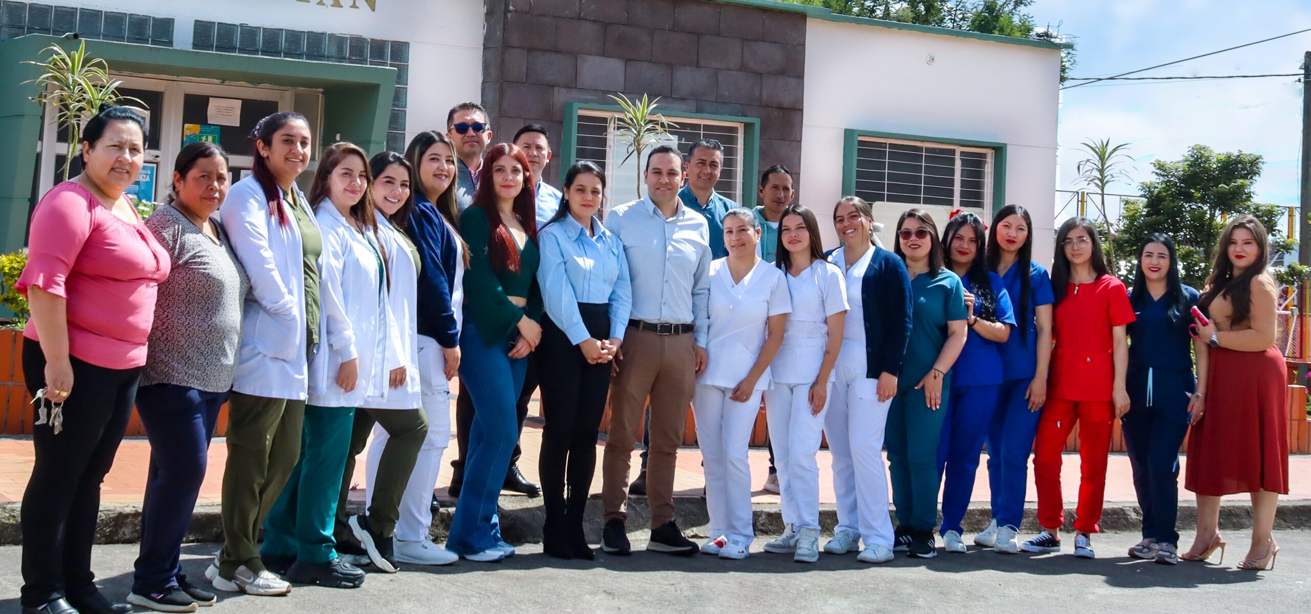 En la imagen, de izquierda a derecha: Marleny González, Claudia Guachavez, Lorena Enríquez, Melisa Burbano, Tamara León, Erika Mejía, Álvaro Córdoba, Hugo Ortega, Alejandra Meneses, Roberto Betancourt, Luis Burbano, Violeta Romo, César Burbano, Sol España, Clara Ibarra, Carolina Estrella, Constanza Rosero, Zuleyma Rosero, Ángela Jiménez y Elizabeth Obando.