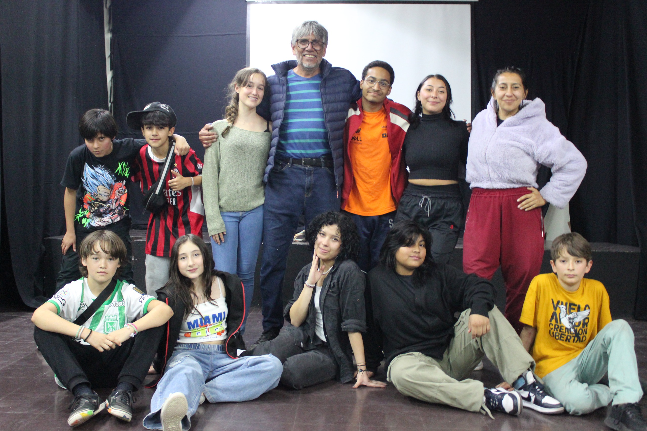 En la fotografía aparecen los participantes del taller: Salvador Coral, Emanuel Pardo, Mia Torres, Alan Torres, David Córdoba, Carlos Montaño, Airu Caicedo, Angie Chávez, Nadia Villarreal, Jaxibel Rodríguez, Alice Urbina, junto al director Salomón Gómez.