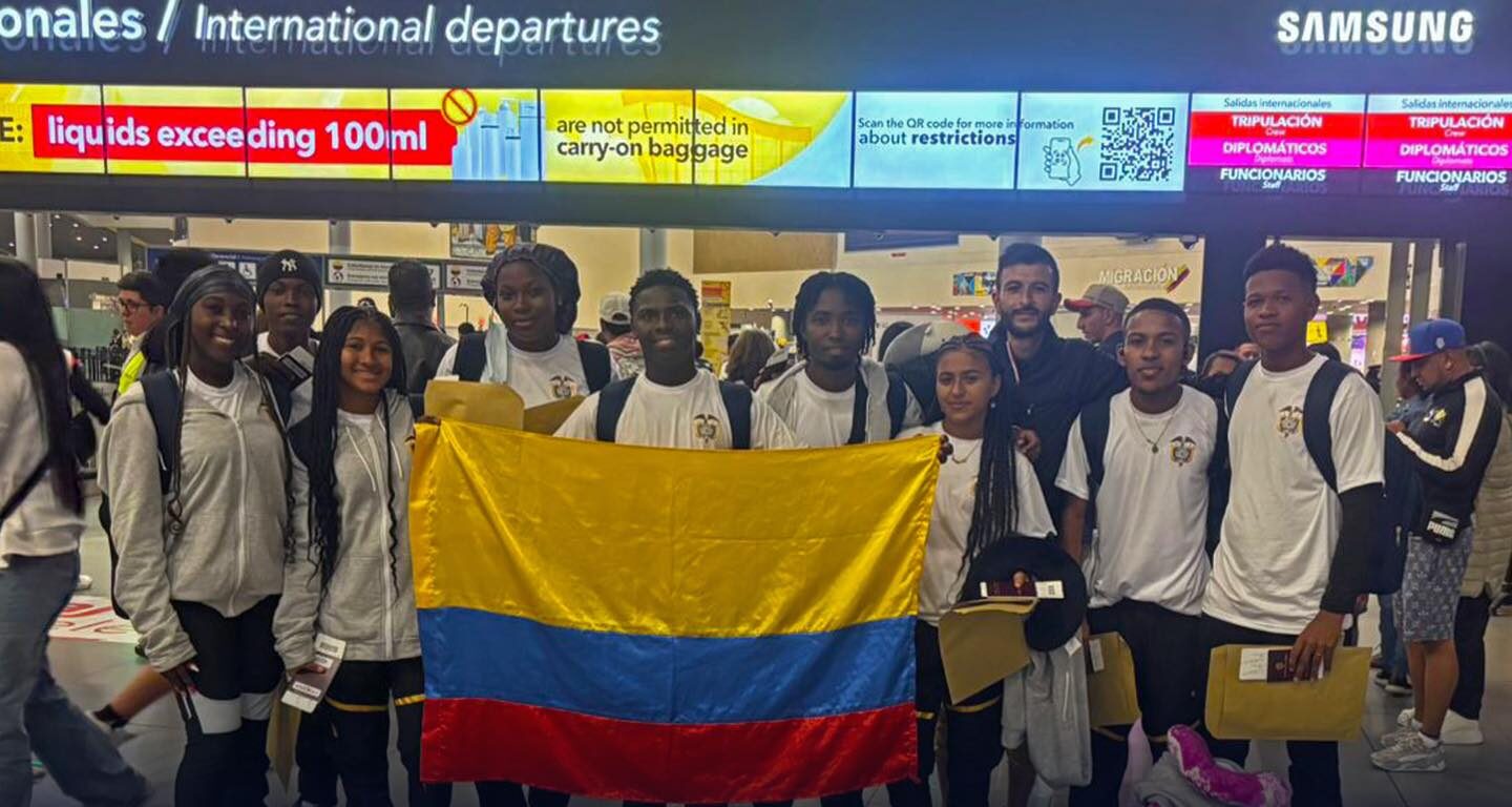 Integrantes de la agrupación Kibantu, de izquierda a derecha: Anyeli Viviana Benavides, Cristian Camilo Rivas, Luisa Fernanda Vente, Adsumy Yadira Torres, Eddye Jair Cuero, Nefer Daniel Valencia, Yanier Alejandro Garcés, Denis Hernán Castillo, Carlos Alejandro Maigual y Aura Melisa Erazo.