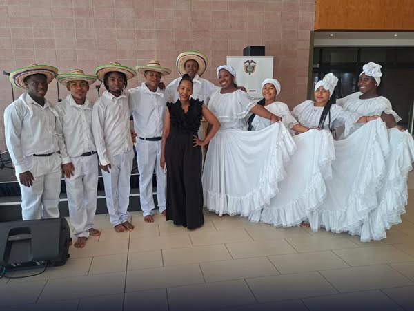 Integrantes de la agrupación Kibantu: Anyeli Viviana Benavides, Cristian Camilo Rivas, Luisa Fernanda Vente, Adsumy Yadira Torres, Eddye Jair Cuero, Nefer Daniel Valencia, Yanier Alejandro Garcés, Denis Hernán Castillo, Carlos Alejandro Maigual y Aura Melisa Erazo.