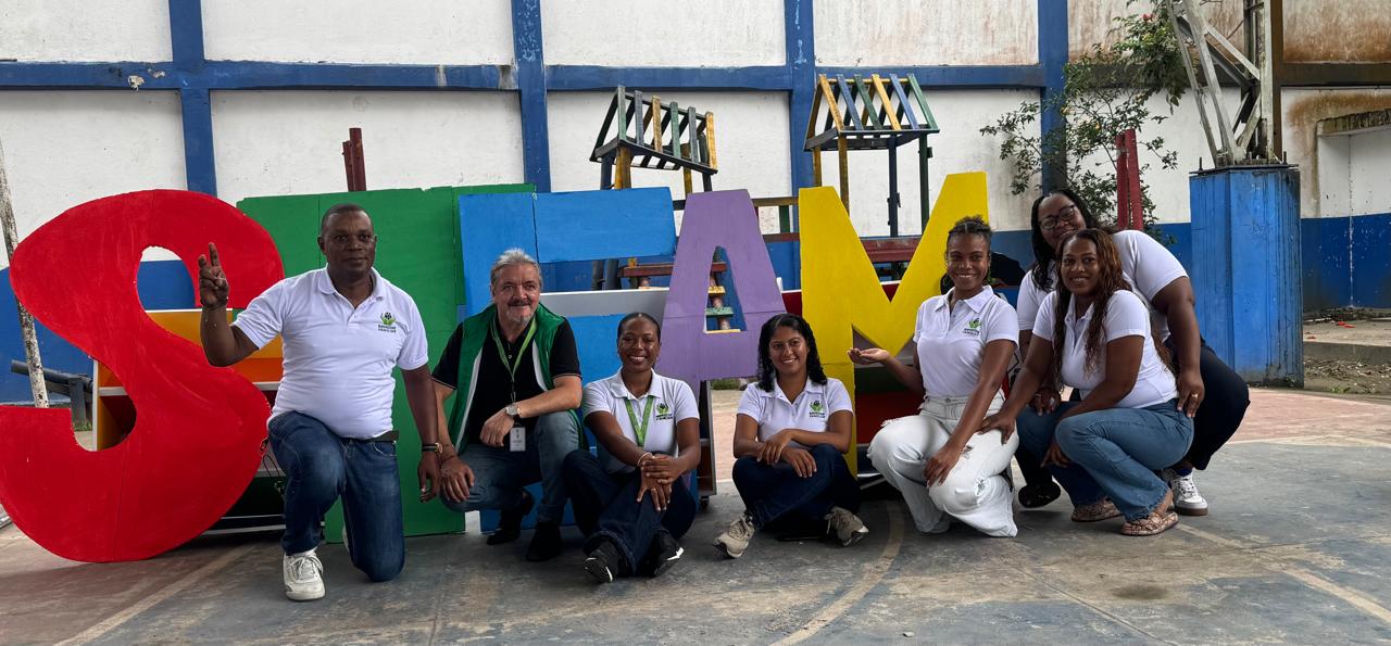 En la imagen, de izquierda a derecha: Manuel Andrés, Luis Alberto Higuera, Chelanny Benítez, Jennifer Johana Molano Shania Ortiz, Kelly Quintero y Elsy Paola Padilla.