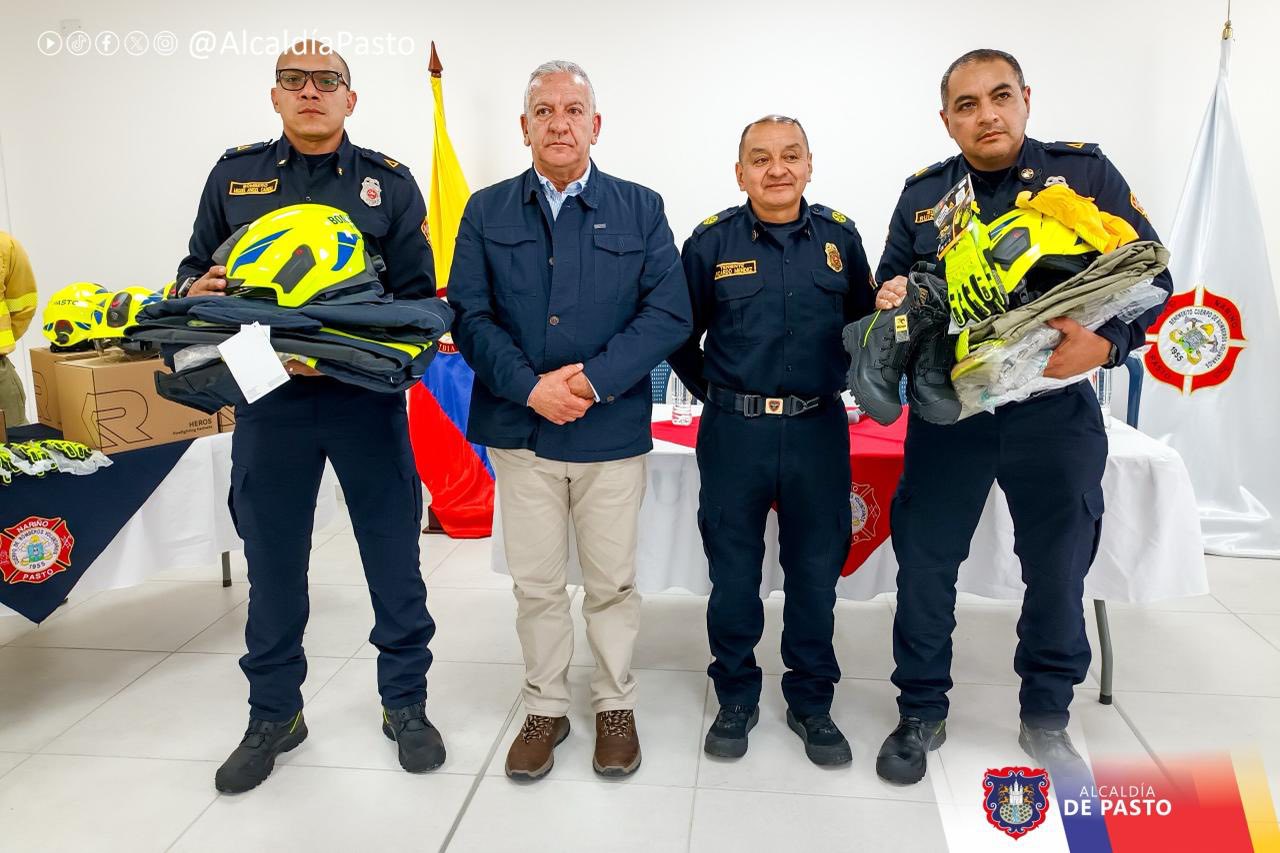 En la imagen, el director de Gestión del Riesgo de Desastres, Ricardo Ortiz; el comandante del Cuerpo de Bomberos de Pasto, teniente Ricardo Méndez; y demás integrantes de la institución.