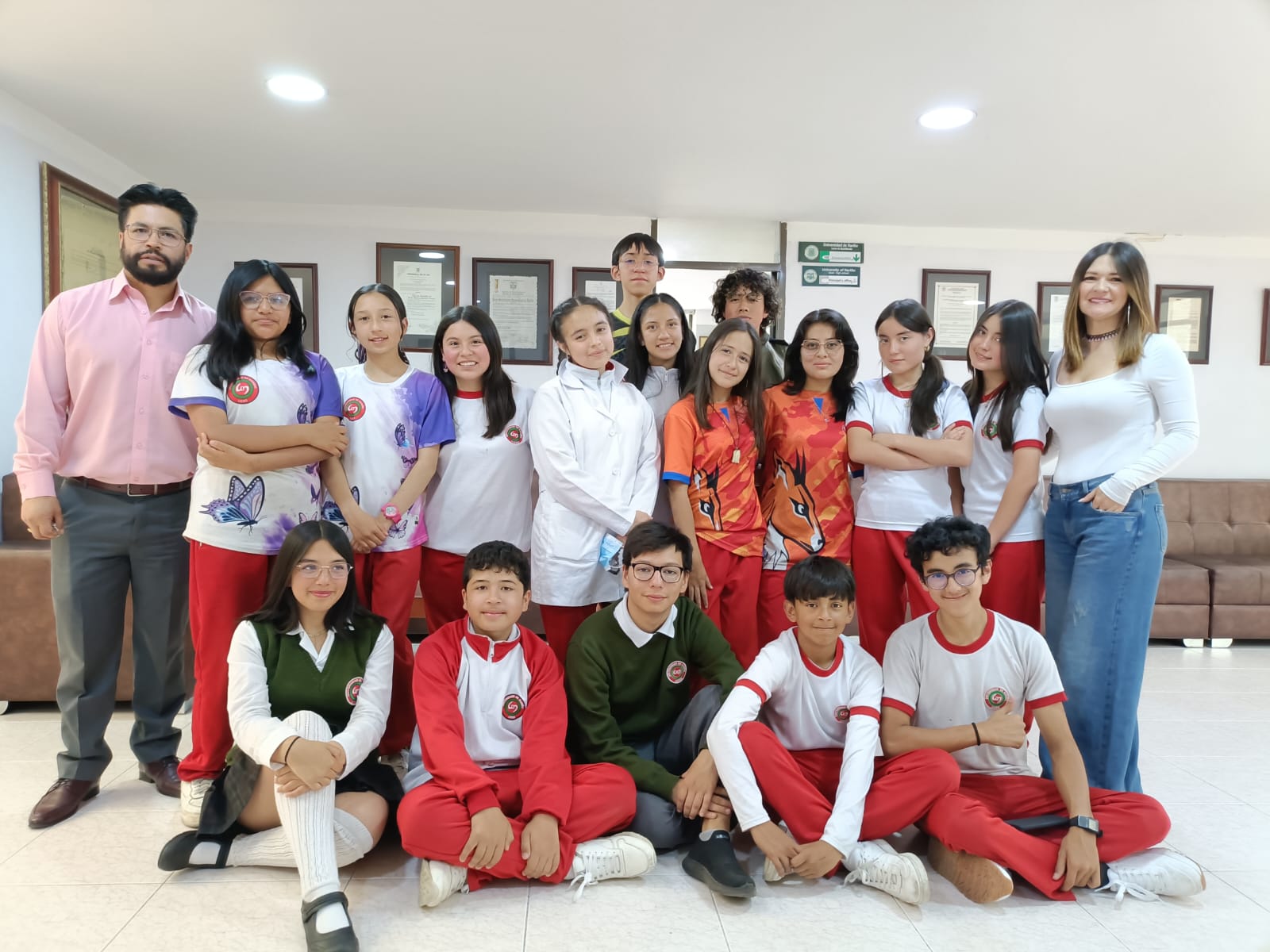 En la parte superior, de derecha a izquierda: Germán Rosales, Celeste Portilla, María José Ramírez, Gabriela Botina, Ángela Ruano, Carlos Ramírez, Sara Riascos, Gabriela Checa, Samuel López, Laura Sánchez, María Camila Rosero, María José Rosero y Lorena Maury. En la parte inferior, de derecha a izquierda: Gabriela Achicanoy, César Villota, Santiago Gamboa, Daniel Ordóñez y David Montenegro.