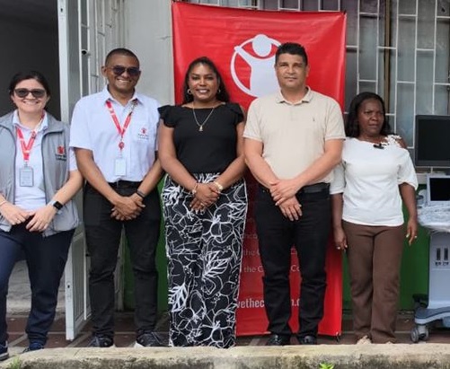 En la imagen, funcionarios de la Fundación Valle del Lili junto a la gerente de la ESE Centro Hospital Divino Niño, Eidis Mónica Rodríguez; el alcalde de Tumaco, Félix Henao, y la subgerente de la institución, Silis Quiñonez.