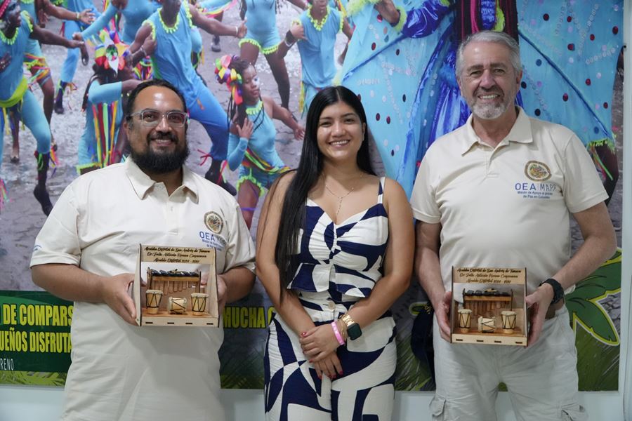 En la imagen, Sebastián Kraljevich, Teresa Alejandra Das Neves y Roberto Menéndez, durante la visita oficial de la OEA a Tumaco.