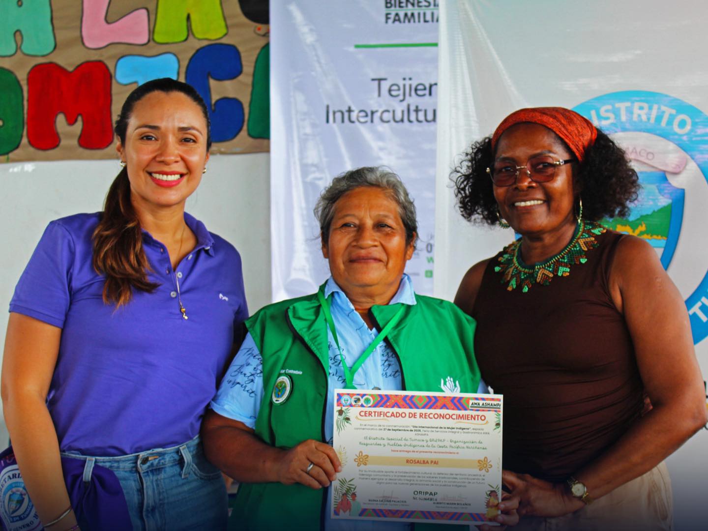 En la imagen, Ximena Pineda, Rosalba Pai y Silena Dajomé participan en la conmemoración del Día de la Mujer Indígena con un evento cultural realizado en Llorente.