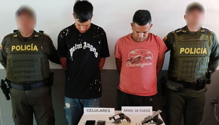 Según las autoridades, fueron capturados cuando transportaban de manera ilegal 200 galones de gasolina de origen extranjero en una camioneta. Los hombres fueron preliminarmente identificados como Miller Puenayán y Arley Castro.