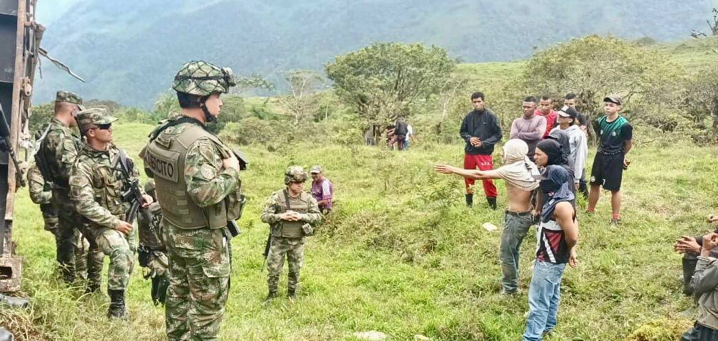 Momento del operativo en el corregimiento La Guayacana, donde una multitud impidió el traslado de un capturado, obligando a las tropas a replegarse para evitar enfrentamientos.