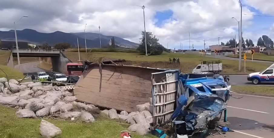 Organismos de socorro y agentes de tránsito trabajaron en la remoción del camión volcado en el sector de Catambuco.