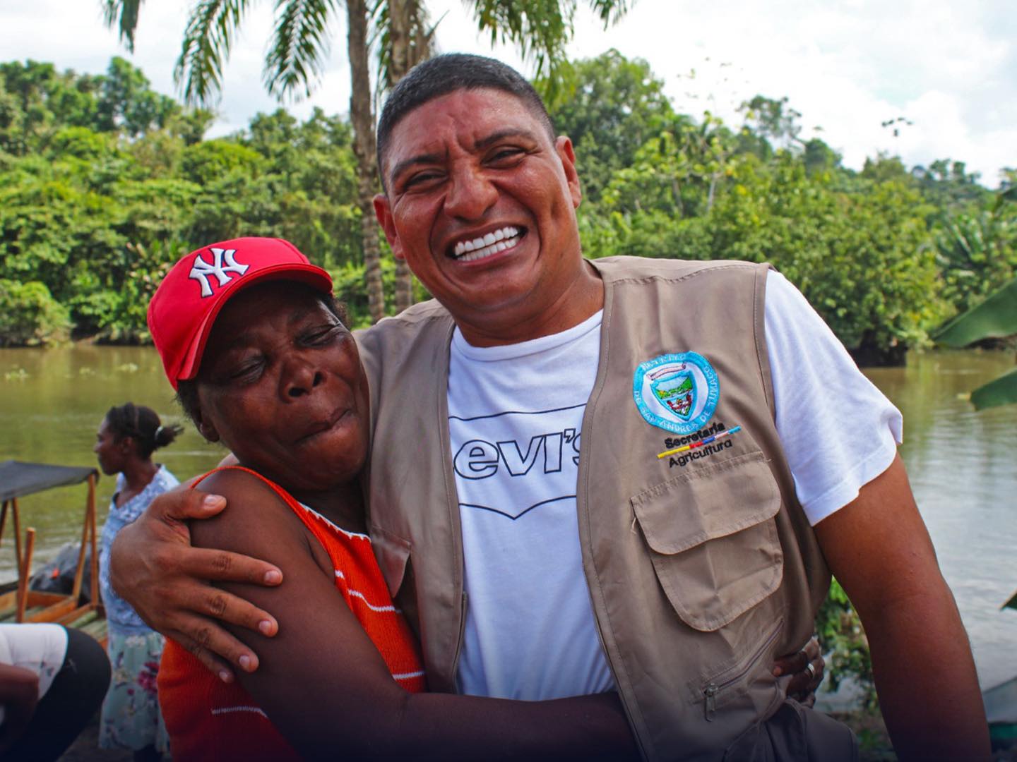 El secretario Luis Javier Preciado Murillo comparte un momento de alegría con una beneficiaria del proyecto de huertas caseras en Tumaco.