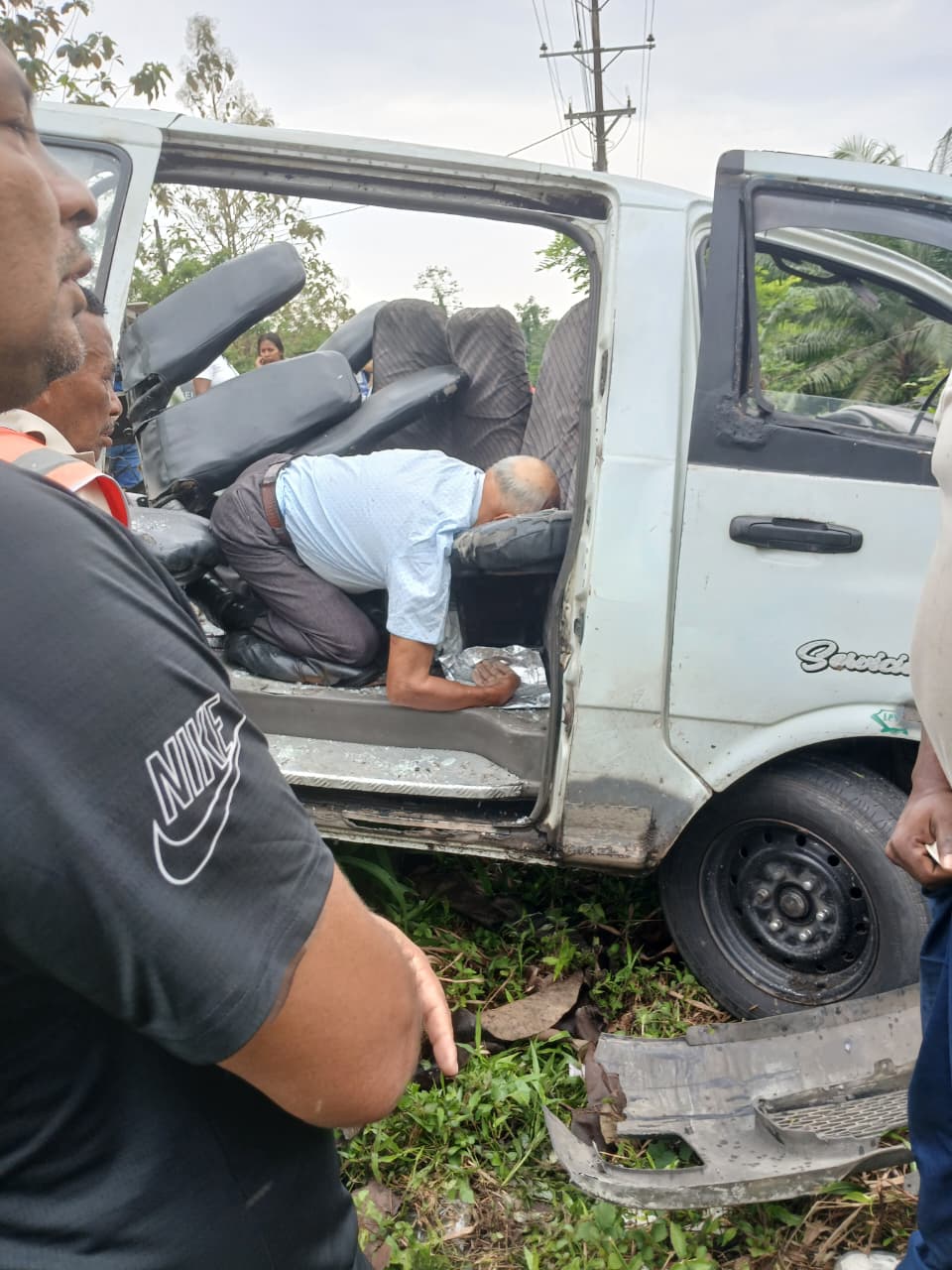 El siniestro ocurrió cuando una combi de servicio público interveredal que cubría la ruta hacia el corregimiento de La Guayacana fue embestida por un camión tipo turbo que invadió su carril al intentar un sobrepaso peligroso.