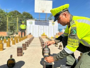 Autoridades en el Putumayo realizaron la incautación del licor durante un operativo de control en la vía nacional, sector de El Tigre.
