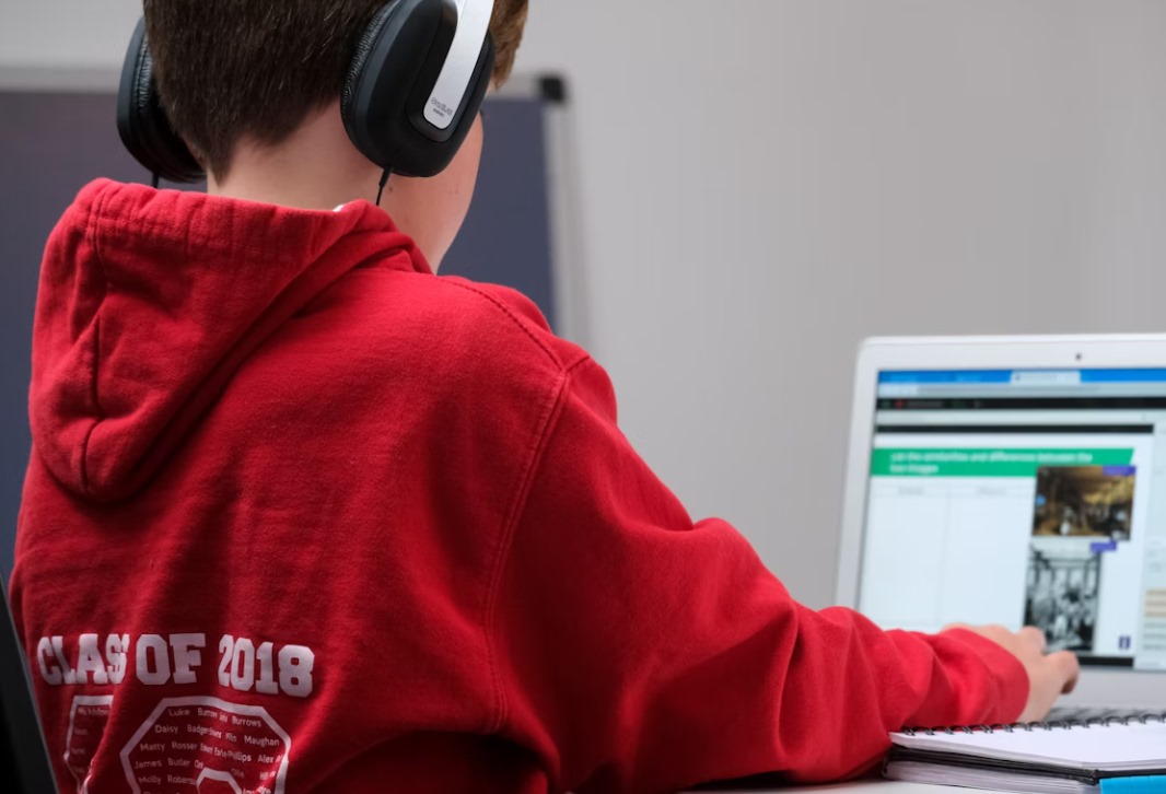 INNOVACIÓN PEDAGÓGICA EN COLOMBIA: CÓMO EL DESIGN THINKING Y LA EDUCACIÓN 4.0 TRANSFORMAN EL APRENDIZAJE