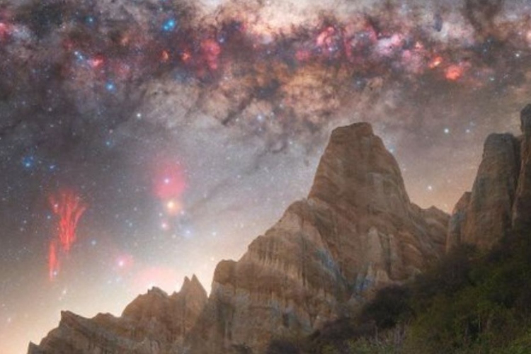 Relámpagos rojos iluminan el cielo de Nueva Zelanda en un fenómeno único
